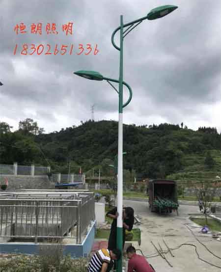 LED路燈安裝現(xiàn)場(chǎng)